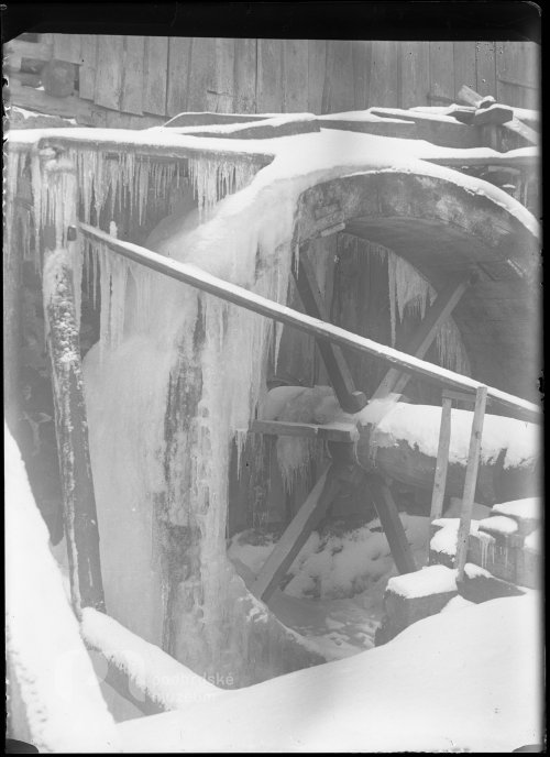 Vodní kolo mlýna Podhora pod ledem