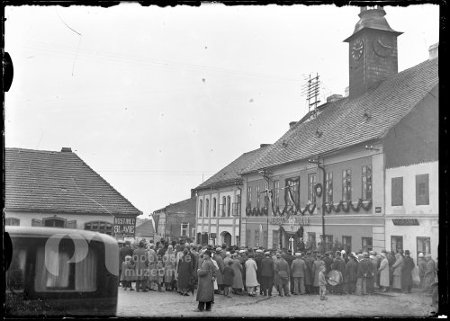 Slavnost na náměstí 1230-1930