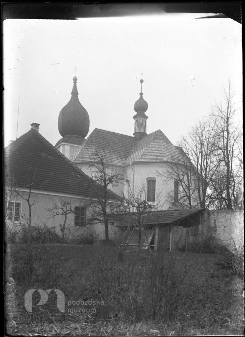 Kostel ve Starém Rožmitále z farní zahrady