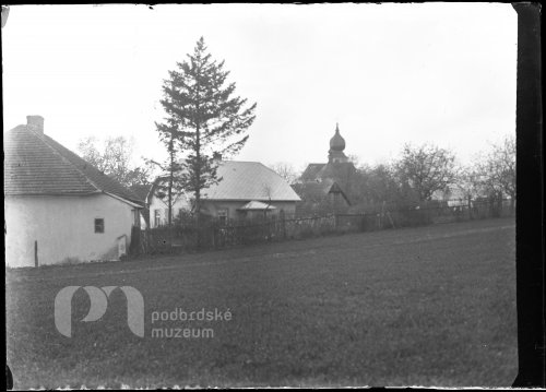 Starý Rožmitál s kostelem