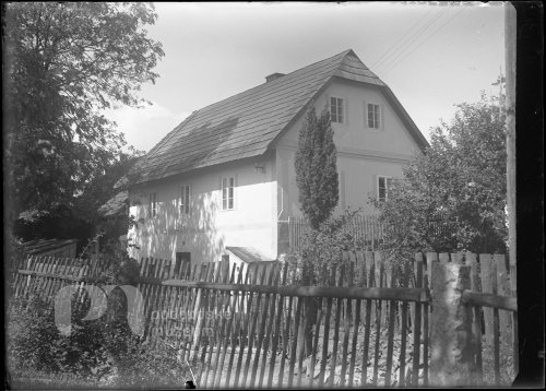 Dům se šindelovou střechou