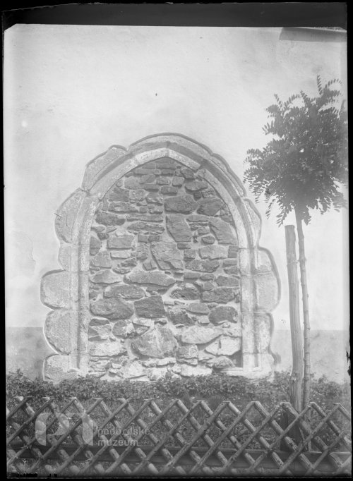 Portál v jižní lodi kostela ve Starém Rožmitále objevený v roce 1933