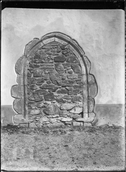 Portál v jižní lodi kostela ve Starém Rožmitále objevený v roce 1933