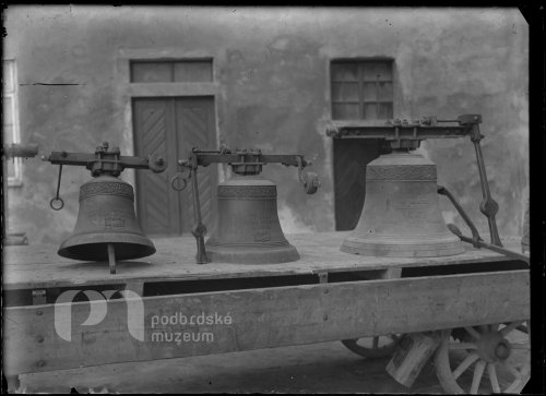 Zvony na nádvoří zámku