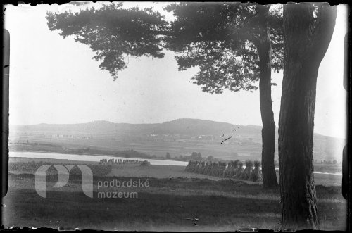 Panáky na břehu rybníka