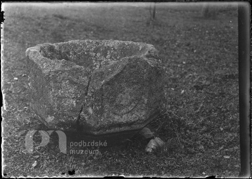 Křtitelnice na farské zahradě