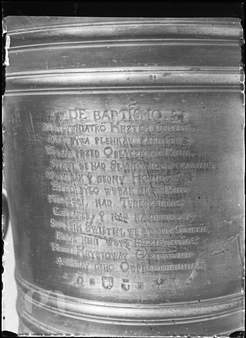 Nápis na křtitelnici v kostele ve Starém Rožmitále