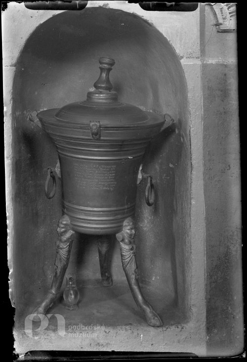 Cínová křtitelnice v kostele ve Starém Rožmitále