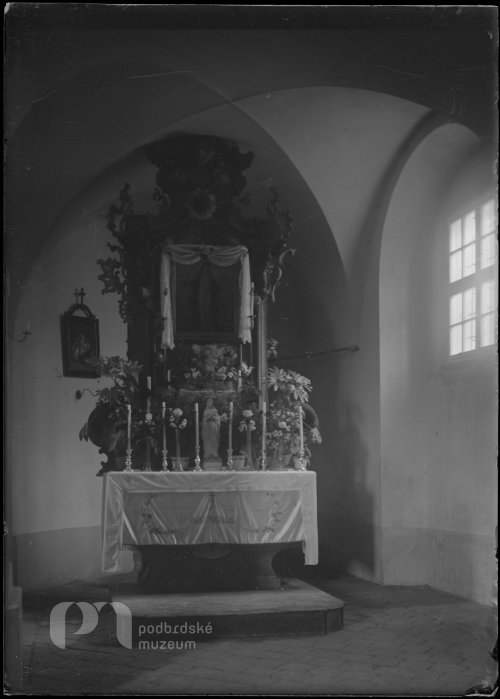 Boční oltář v kostele v Pročevilech