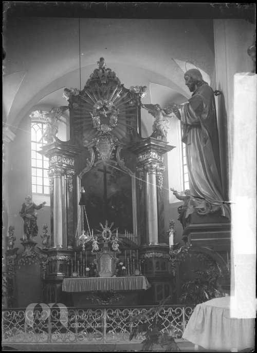 Hlavní oltář v kostele ve Starém Rožmitále