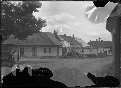 Demolice domu v ulici Čelakovské Rajské