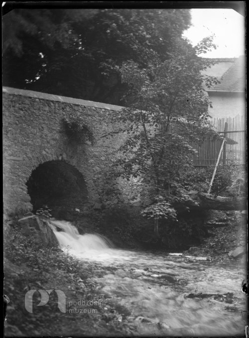 Most v zámeckém parku