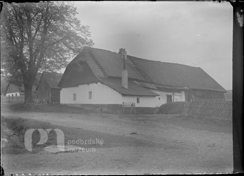 Chalupa s doškovou střechou