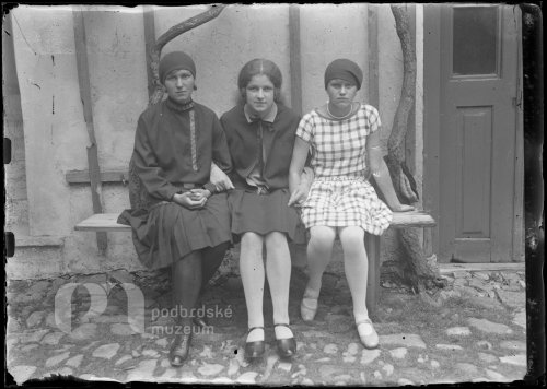 Tři dívky na lavičce