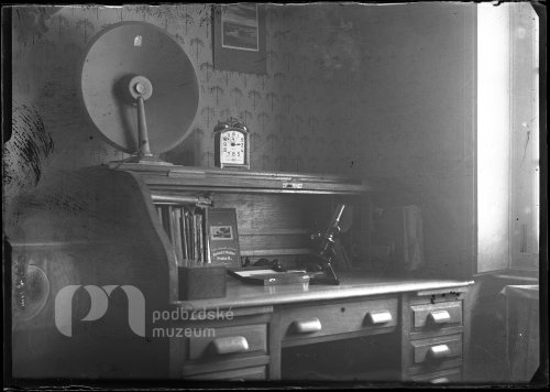 Pracovní stů s microskopem