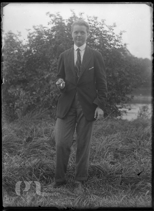 Portrét mladíka s cigaretou