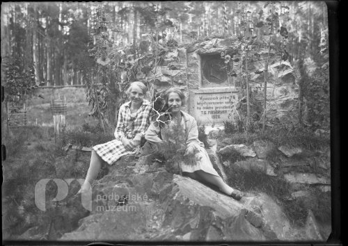 Dvě dívky u pomníku T. G. Masaryka