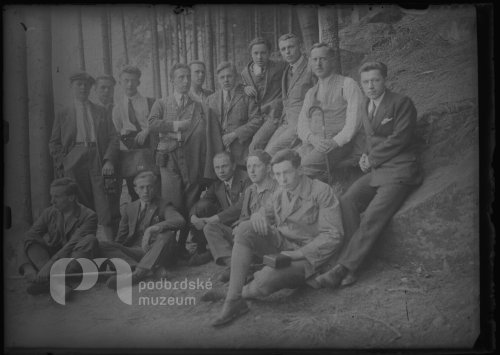 Skupina mužů v lese