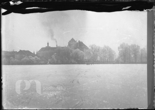 Rožmitálský zámek ze zamrzlého Podzámeckého rybníka
