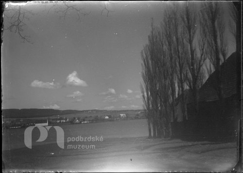 Pohled přes rybník