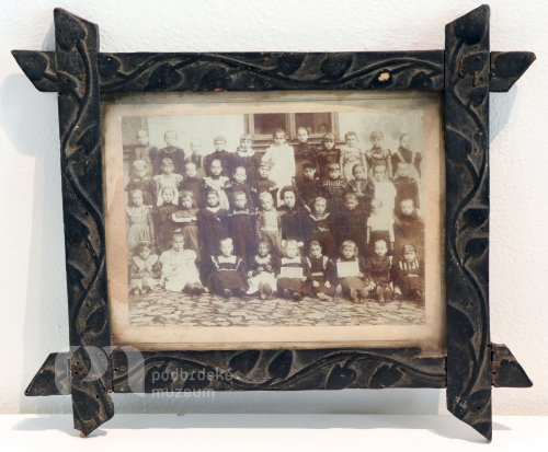 fotografie školních dětí 1. B 1892 v rámečku ze školy v Hutích pod Třemšínem
