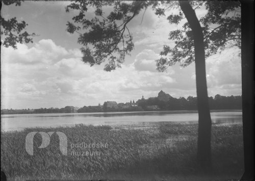 Pohled na Rožmitál přes Podzámecký rybník