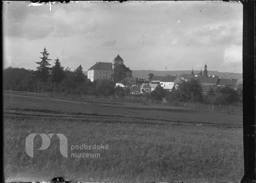 Pohled na Rožmitál přes rybník Kuchyňka