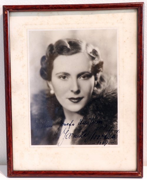 fotografie Jarmily Novotné s autogramem