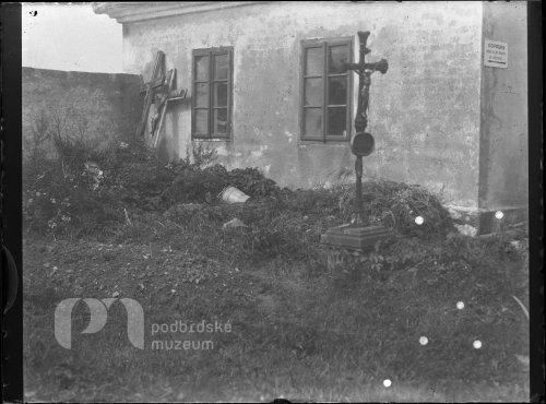 Na hřbitově u márnice